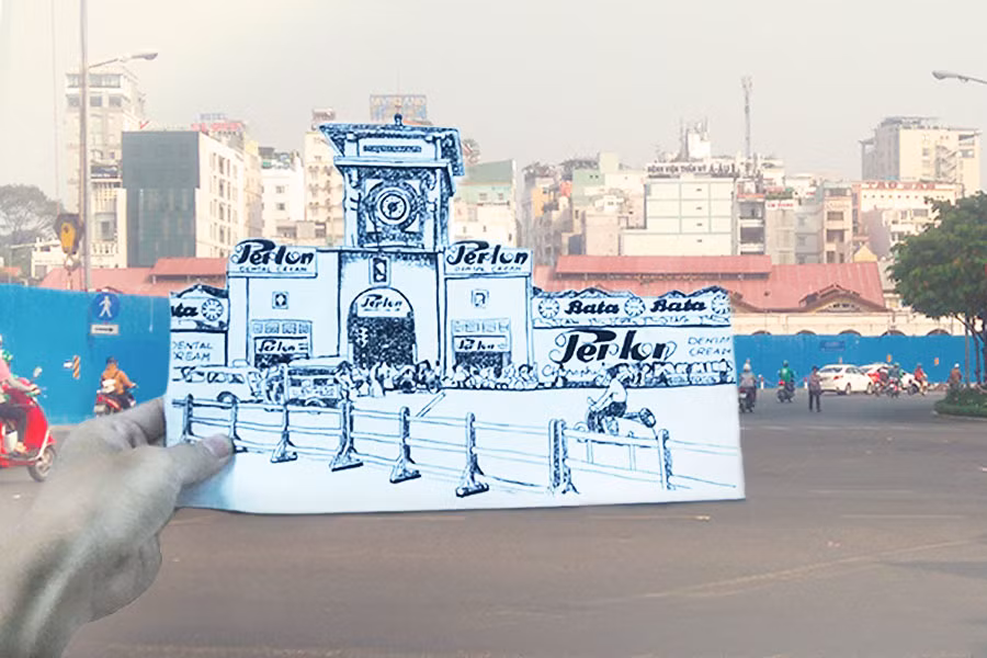 Một điều khá thú vị nhưng ít người biết, trước năm 1975, chợ Bến Thành không có bảng tên như thời điểm hiện tại. Dựa theo bức ảnh tư liệu hiếm hoi về mặt tiền chợ, người Sài Gòn lại được nhìn ngắm hình ảnh Sài Gòn đã xưa nhưng không hề cũ. (Tác giả Lê Thanh Tùng).