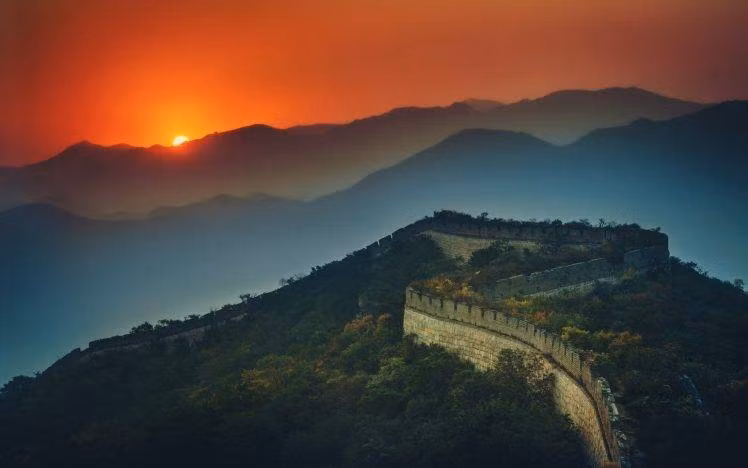 Nơi rộng nhất của bức tường thành là 30 m, nơi cao nhất là 3,65 m. Điểm cao nhất của Trường Thành (đỉnh tháp canh) là 7,9 m. Ước tính có khoảng 25.000 tháp canh được xây dựng dọc theo bức tường.