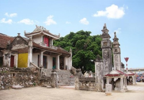 Cảnh đẹp bình yên, trầm tĩnh của đền Cờn. Ảnh: Nguyên Bảo.