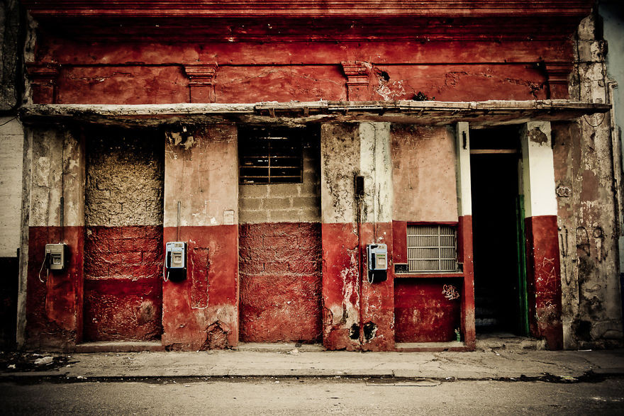 Havana cổ mang đầy không gian kiến trúc của châu Âu như nhà thờ Cathedral xây dựng từ thế kỷ 18, những bức tường màu loang lổ...