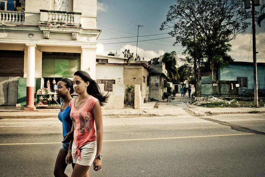 Thành phố thường bắt đầu một ngày với sự yên tĩnh của các con hẻm nhỏ.