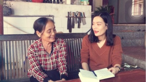 Bà Nguyễn Thị Mùi (bên trái) say sưa kể cho phóng viên nghe những câu chuyện huyền bí về đền Cờn. Ảnh: Nguyên Bảo.