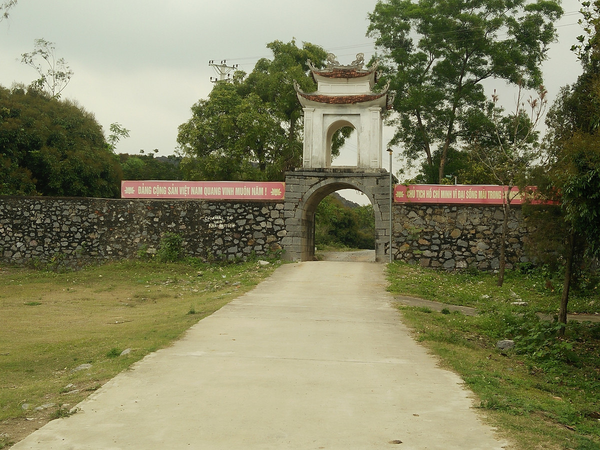 Đền Đồng Cổ nhìn từ ngoài thành.