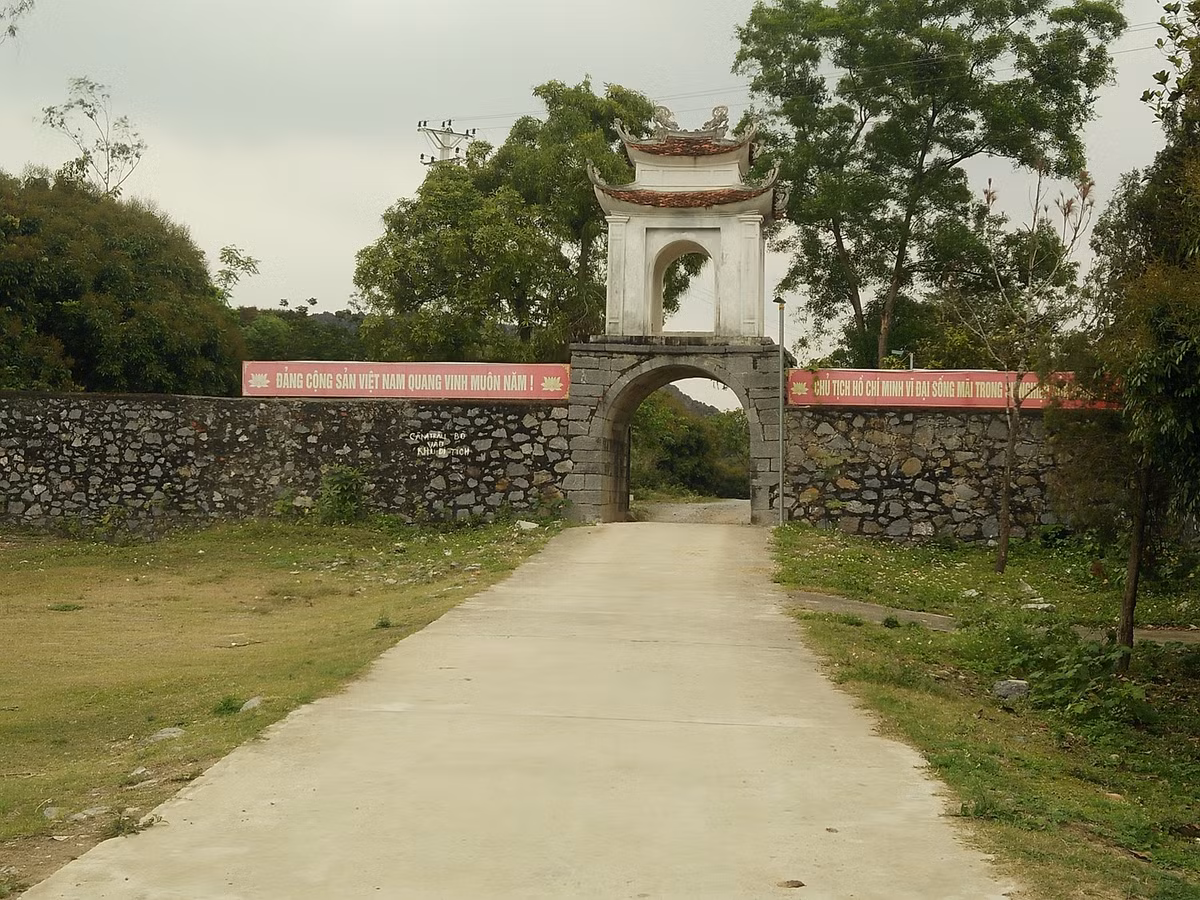 Đền Đồng Cổ nhìn từ ngoài thành.