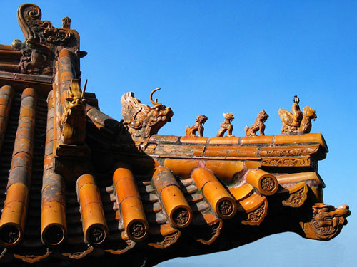 Mái điện được chạm trổ đầu rồng kỳ công.