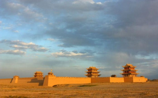 Đây là Gia Dục quan, cửa ải cực Tây của Vạn Lý Trường Thành. Nếu Sơn Hải quan xây dựng lấn biển thì Gia Dục quan lại được xây dựng tại vùng biên giới giáp sa mạc Gobi. Công trình này được xây dựng vào thời nhà Minh, khoảng năm 1372. Gia Dục quan có cấu trúc hình thang với chu vi 733 m và diện tích trên 33.500 m2. Tổng chiều dài tường thành là 733 m và chiều cao tường thành là 11 m. Theo một số nghiên cứu, công trình được xây dựng bởi 99.999 viên gạch.