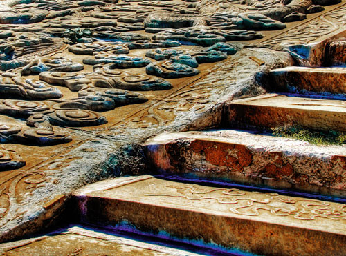 Bậc thềm trong Tử Cấm Thành cũng được chạm trổ rồng bay rất công phu.