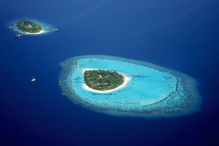 Quần đảo Maldives là thiên đường nhiệt đới với những bãi biển cát trắng. Do mực nước biển dâng, các hòn đảo nằm chỉ 8 feet (khoảng 2,4 m) trên mực nước biển và hiện đang dần chìm xuống Ấn Độ Dương.