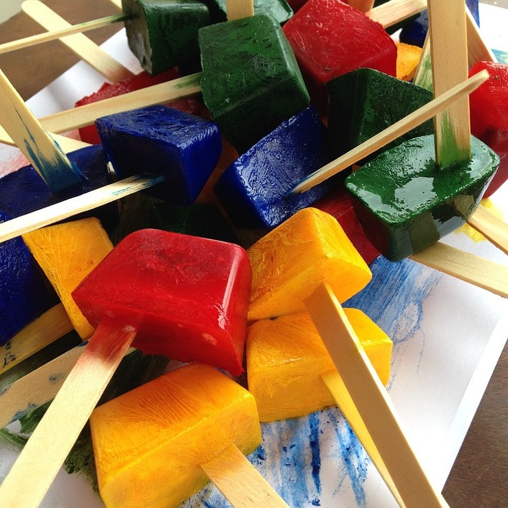 Kem que: Năm 1905, cậu bé 11 tuổi người Mỹ Frank Epperson đã mày mò cách làm soda tại nhà bằng cách tạo ra hỗn hợp từ bột soda và nước. Thế nhưng, cậu lại để quên cốc nước cắm que bên ngoài trời lạnh suốt đêm. Nhiệt độ giảm mạnh đã khiến hỗn hợp này đóng cứng. Không ngờ rằng, sự vô tình này đã mở đầu cho “sáng chế” kem que sau này. 20 năm sau, những chiếc kem đá lạnh nhiều màu sắc trở thành món đồ thu hút bất kỳ đứa trẻ nào.