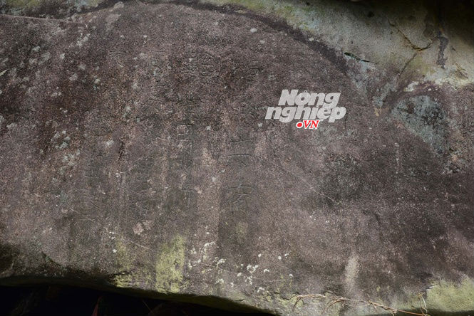 4 câu thơ chữ nho khắc trên tảng đá Đàn Trời.