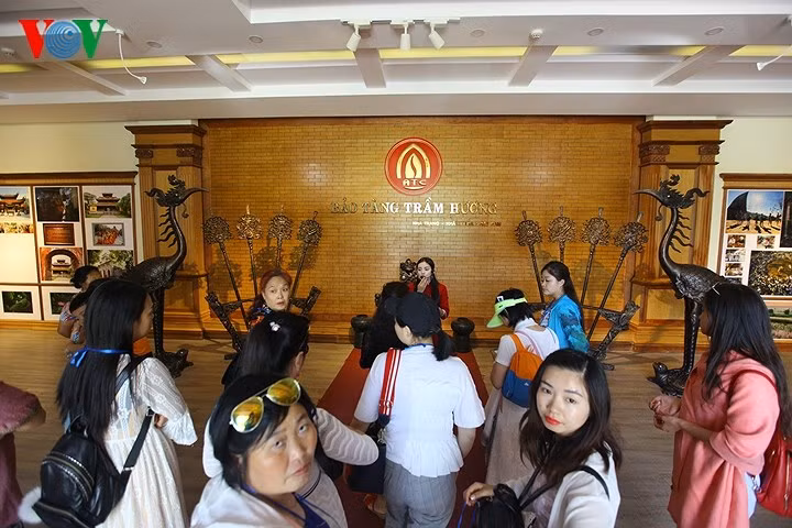 Thông qua các hướng dẫn viên sử dụng tiếng Anh và tiếng Trung Quốc, du khách quốc tế có điều kiện tìm hiểu kỹ hơn về nét đẹp của Việt Nam nói chung và tỉnh Khánh Hòa nói riêng.