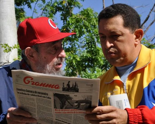 Bức ảnh chụp ông Fidel cùng Tổng thống Hugo Chavez đang đọc chung tờ báo "Granma" tại Havana, tháng 6/2011.