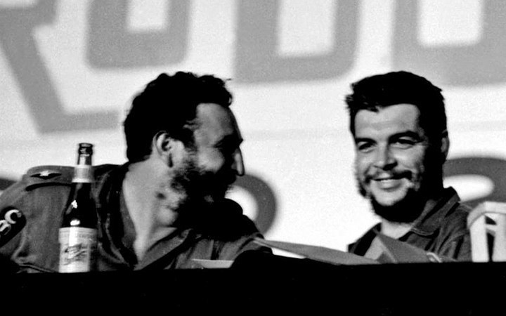 Vị lãnh tụ vĩ đại của cách mạng Cuba Fidel Castro từ trần ở tuổi 90. Nhưng hình ảnh của ông sẽ sống mãi trong lòng người dân Cuba. Trong ảnh: Lãnh tụ Cuba Fidel cùng Che Guevara-biểu tượng giải phóng dân tộc của các nước Mỹ-Latin.