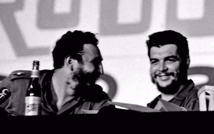 Vị lãnh tụ vĩ đại của cách mạng Cuba Fidel Castro từ trần ở tuổi 90. Nhưng hình ảnh của ông sẽ sống mãi trong lòng người dân Cuba. Trong ảnh: Lãnh tụ Cuba Fidel cùng Che Guevara-biểu tượng giải phóng dân tộc của các nước Mỹ-Latin.