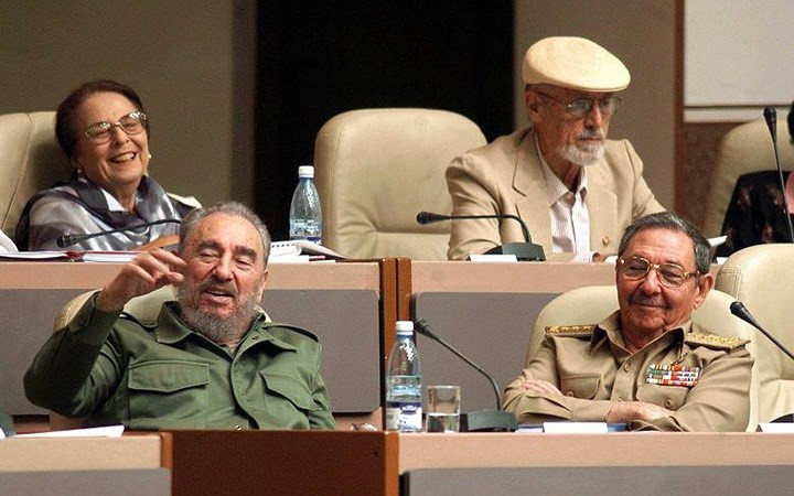 Lãnh tụ Fidel và Chủ tịch Raul ngồi cạnh nhau trong cuộc họp Quốc hội Cuba tại Havana ngày 25/10/2003. Năm 2017, Chủ tịch Raul Castro thông báo sẽ dần chuyển giao các vị trí chủ chốt trong Chính phủ cho thế hệ lãnh đạo trẻ kế cận./