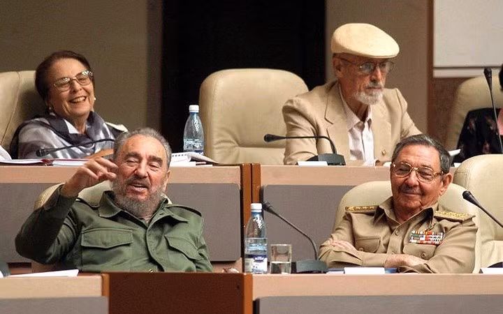 Lãnh tụ Fidel và Chủ tịch Raul ngồi cạnh nhau trong cuộc họp Quốc hội Cuba tại Havana ngày 25/10/2003. Năm 2017, Chủ tịch Raul Castro thông báo sẽ dần chuyển giao các vị trí chủ chốt trong Chính phủ cho thế hệ lãnh đạo trẻ kế cận./
