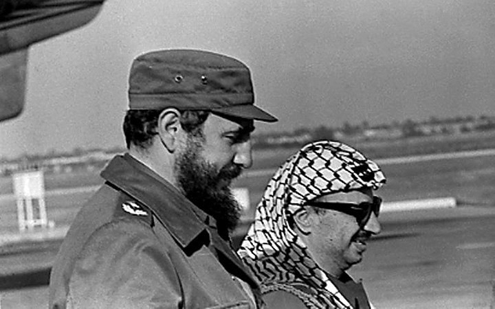 Chủ tịch Fidel (trái) tiếp lãnh đạo PLO Yasser Arafat có chuyến thăm đầu tiên tới Havana.