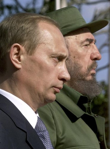 Chủ tịch Fidel và Tổng thống Nga Putin trong lễ đón chính thức khi ông Putin tới thăm Havana hồi tháng 12/2000.