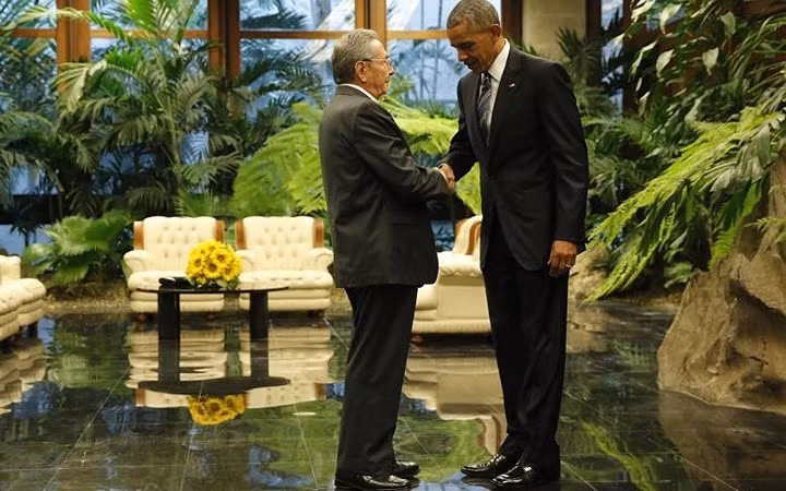 Chủ tịch Raul lần đầu gặp cựu Tổng thống Mỹ Barack Obama khi ông Obama tới thăm Havana tháng 3/2016.