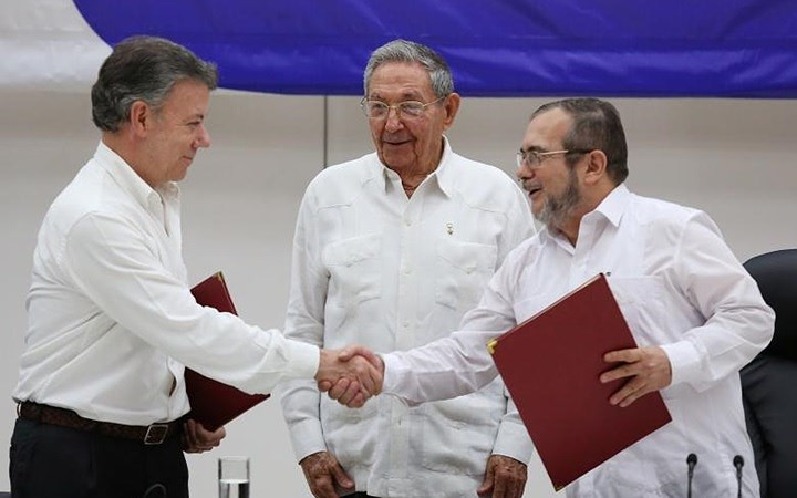 Chủ tịch Raul chứng kiến Tổng thống Colomiba Juan Manuel Santos (trái) bắt tay với thủ lĩnh lực lượng nổi dậy FARC Rodrigo Londono (phải), sau khi ký kết thỏa thuận ngừng bắn lịch sử giữa quân đội Colombia và FARC.