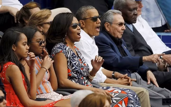 Cả gia đình cựu Tổng thống Mỹ Barack Obama cùng Chủ tịch Raul xem trận đấu bóng rổ của đội tuyển quốc gia Cuba.