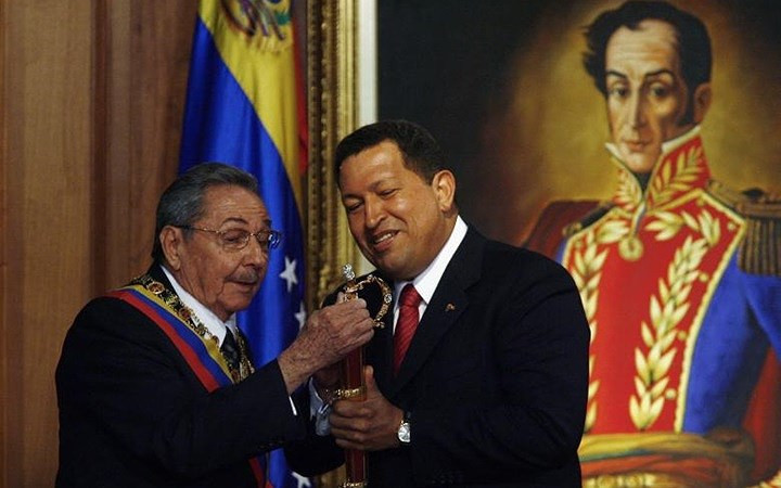 Tổng thống Venezuela Hugo Chavez trao bản sao thanh gươm của anh hùng Simon Bolivar cho Chủ tịch Raul trong buổi lễ tại Điện Miraflores ở thủ đô Caracas, Venezuela.