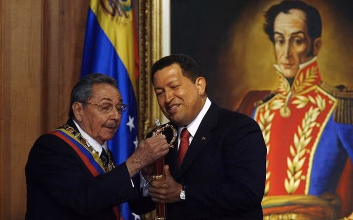 Tổng thống Venezuela Hugo Chavez trao bản sao thanh gươm của anh hùng Simon Bolivar cho Chủ tịch Raul trong buổi lễ tại Điện Miraflores ở thủ đô Caracas, Venezuela.