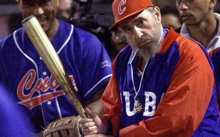 Ông Fidel chụp ảnh cùng các cầu thủ đội tuyển bóng chày quốc gia sau trận đấu giao hữu với đội tuyển của Venezuela.