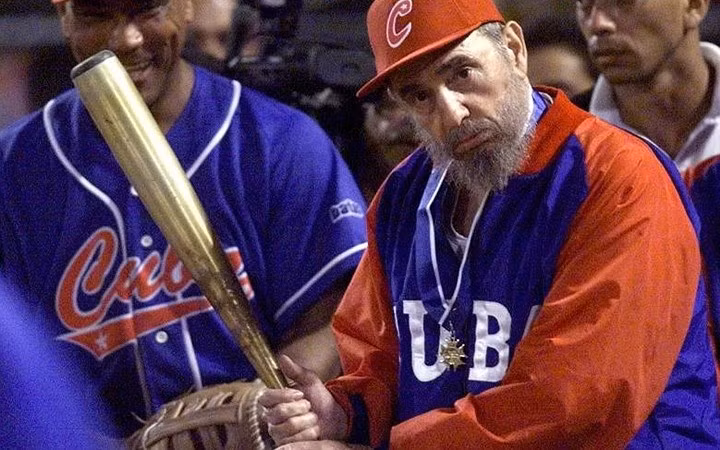 Ông Fidel chụp ảnh cùng các cầu thủ đội tuyển bóng chày quốc gia sau trận đấu giao hữu với đội tuyển của Venezuela.