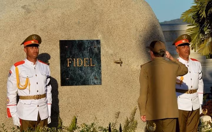 Chủ tịch Raul tưởng nhớ cố lãnh tụ Fidel. Ông Raul Castro bắt đầu lãnh đạo Cuba từ năm 2008.