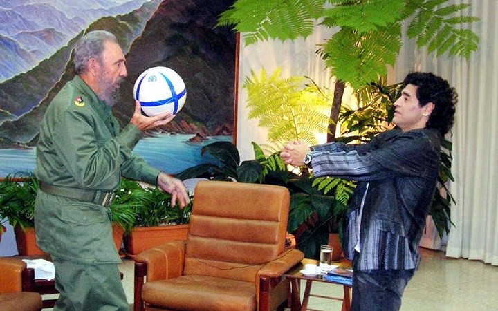 Lãnh tụ Fidel gặp huyền thoại bóng đá Diego Maradona tại Havana năm 2005.