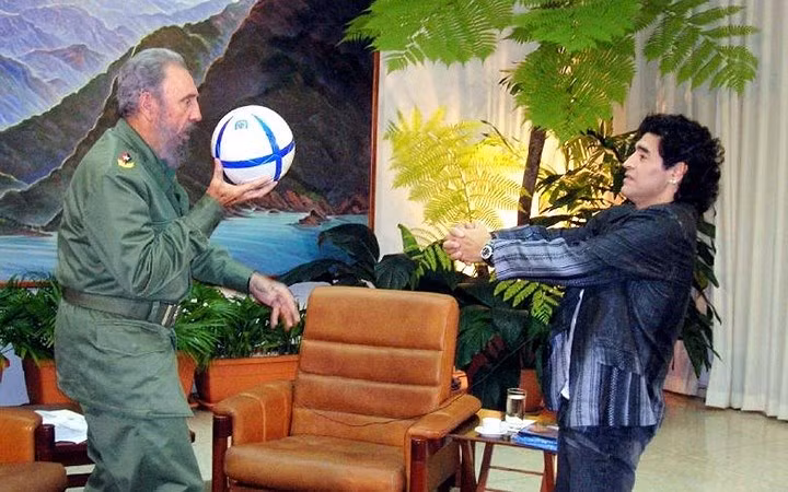 Lãnh tụ Fidel gặp huyền thoại bóng đá Diego Maradona tại Havana năm 2005.