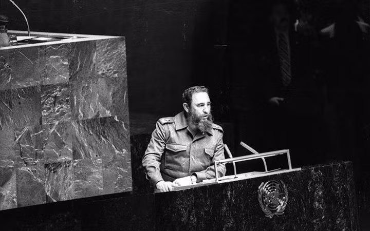 Chủ tịch Cuba Fidel Castro, với cương vị Chủ tịch Phong trào Không liên kết, phát biểu tại trụ sở Liên Hợp Quốc ở New York ngày 12/10/1979.