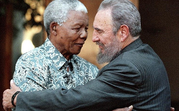 Nelson Mandela (trái) và Fidel Castro (phải) trong cuộc gặp tại Johannesburg, Nam Phi, hồi tháng 9/2001.