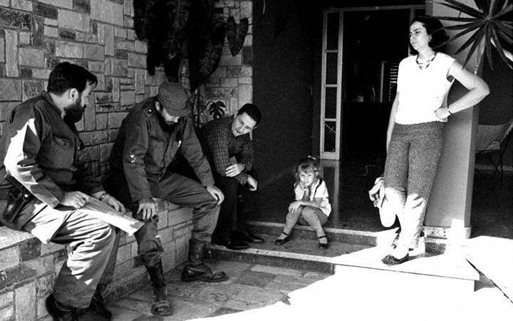 Một bức ảnh chụp lãnh tụ Fidel Castro và em trai Raul Castro cùng những người bạn tại Havana.