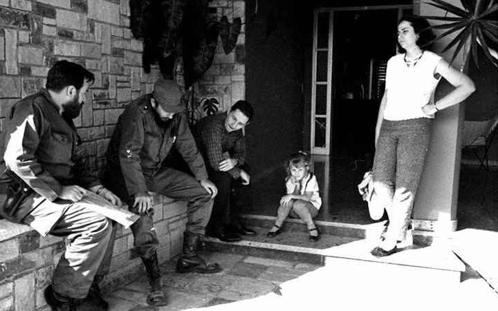 Một bức ảnh chụp lãnh tụ Fidel Castro và em trai Raul Castro cùng những người bạn tại Havana.