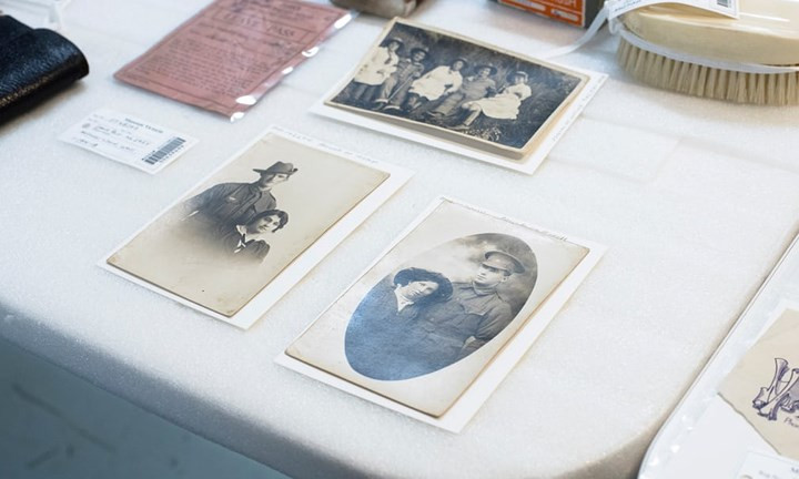 Một vài bức ảnh tìm thấy trong chiếc túi da.