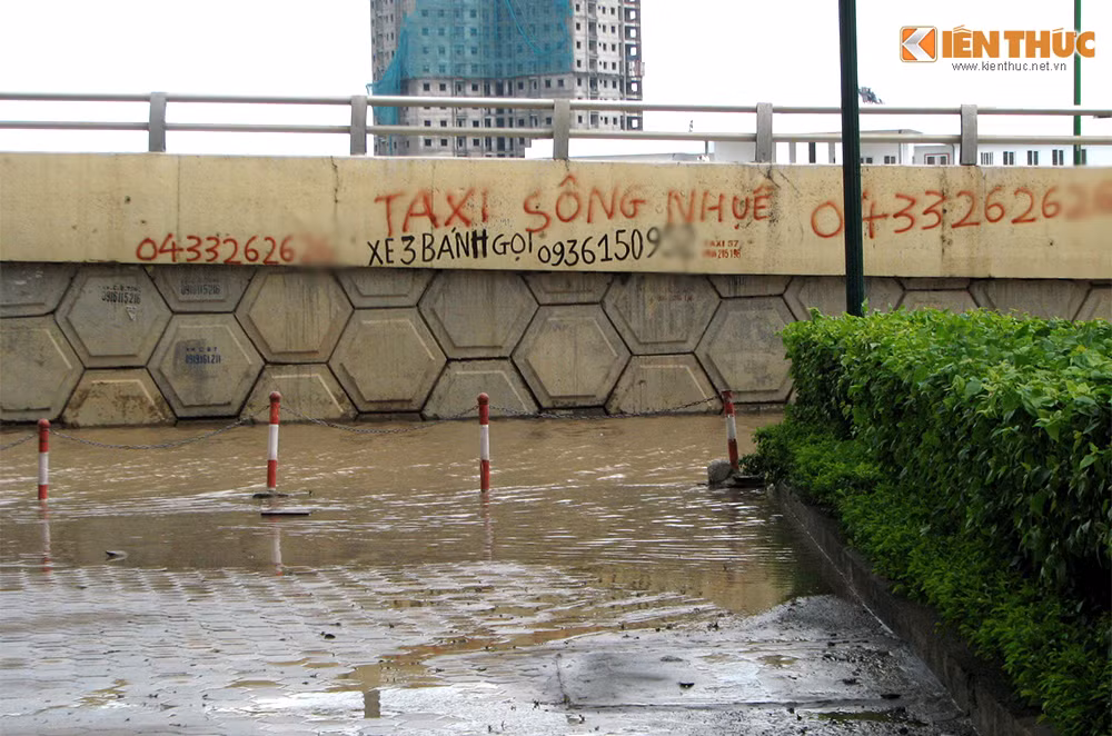 Dịch vụ nở rộ khi người dân nơi đây bị chia cắt với giao thông bên ngoài.