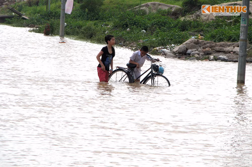 Lúc 3h30 chiều 26/5, nước vẫn ngập sâu trên tất cả các đường nhánh hướng vào tòa nhà HH2-Dương Nội.