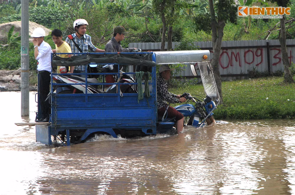 Xe 3 bánh chớp nhanh thời cơ để cung cấp dịch vụ, nhưng lại là "cứu tinh" cho cư dân tòa nhà này thoát khỏi cảnh cô lập.