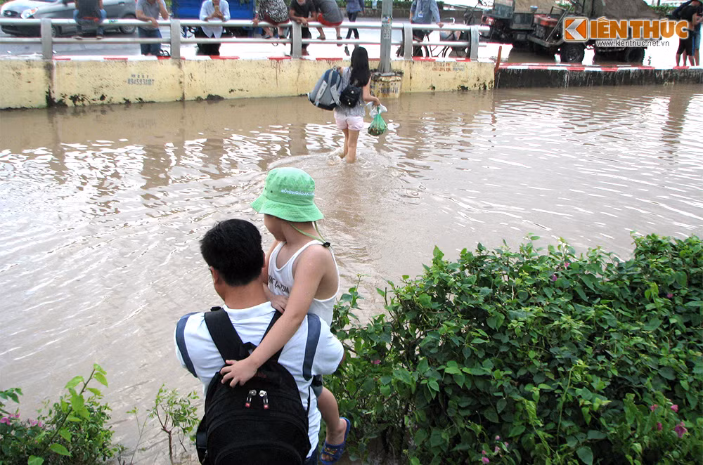 Trước tình trạng trên, nhiều gia đình đã khăn gói tạm lánh đến nhà người thân để thuận tiện cho việc sinh hoạt.