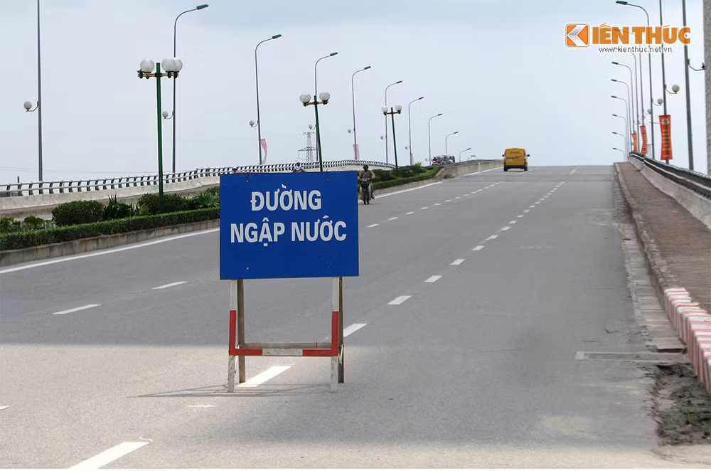 Lúc 3h chiều 26/5, nước tại chân cầu vượt đường sắt Yên Nghĩa-Dương Nội vẫn bị ngập sâu theo hướng đi Yên Nghĩa. Đơn vị chức năng đã đặt biển cảnh báo cho các phương tiện di chuyển theo hướng này.