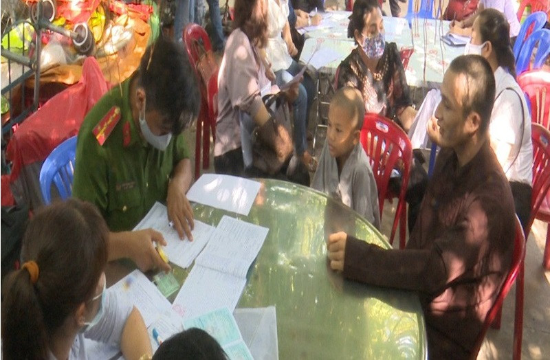 Cach ly Tinh that Bong Lai phong COVID-19: “Lat” chuyen su gia, loat lum xum-Hinh-5