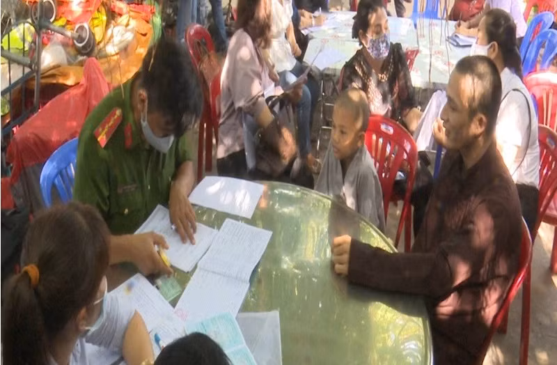 Cach ly Tinh that Bong Lai phong COVID-19: “Lat” chuyen su gia, loat lum xum-Hinh-5