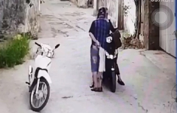 Video: Bi ke dao vao co, co gai khong bo chay va cai ket dau long