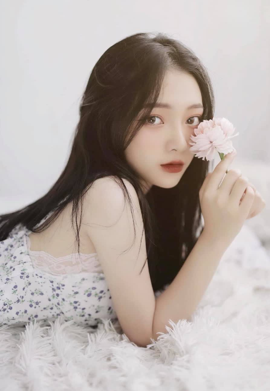 Linh Chichan tên thật là Hoàng Nguyễn Linh Chi, nữ streamer sinh năm 2002, từng nổi tiếng với ngoại hình gợi cảm và phong cách táo bạo. Cô chủ yếu livestream tựa game Liên Minh Huyền Thoại. (Ảnh: nguoinoitieng.tv)