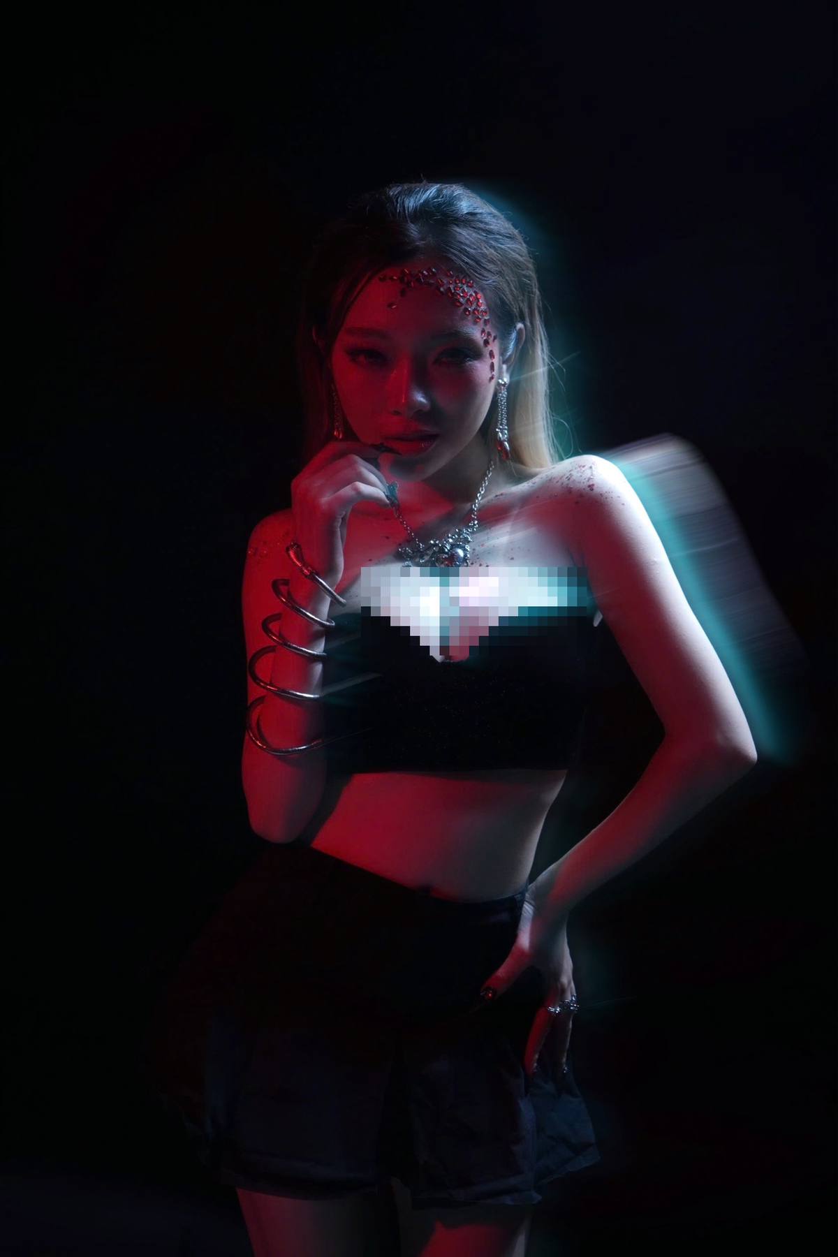 Mới đây, Linh Chichan gây bất ngờ khi ra mắt album đầu tay với 8 ca khúc do chính cô sản xuất.(Ảnh: gamek)