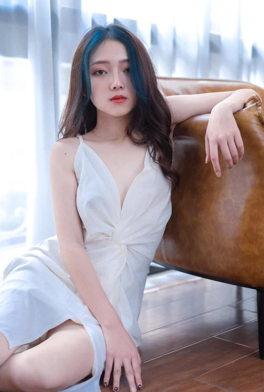 Linh Chichan sở hữu lượng fan lớn nhờ vẻ ngoài xinh đẹp, thân hình nóng bỏng và phong cách thời trang trưởng thành.(Ảnh: nguoinoitieng.tv)