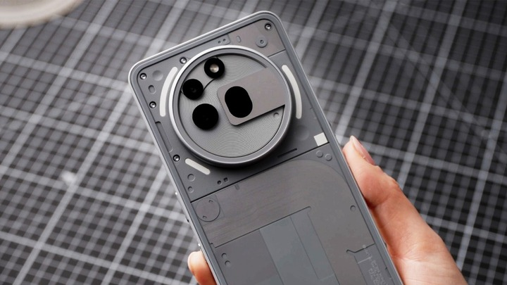 Nothing Phone 3a Pro được đánh giá là một trong những điện thoại Android có thiết kế "xấu xí" nhất từ trước đến nay. (Ảnh: yugatech)