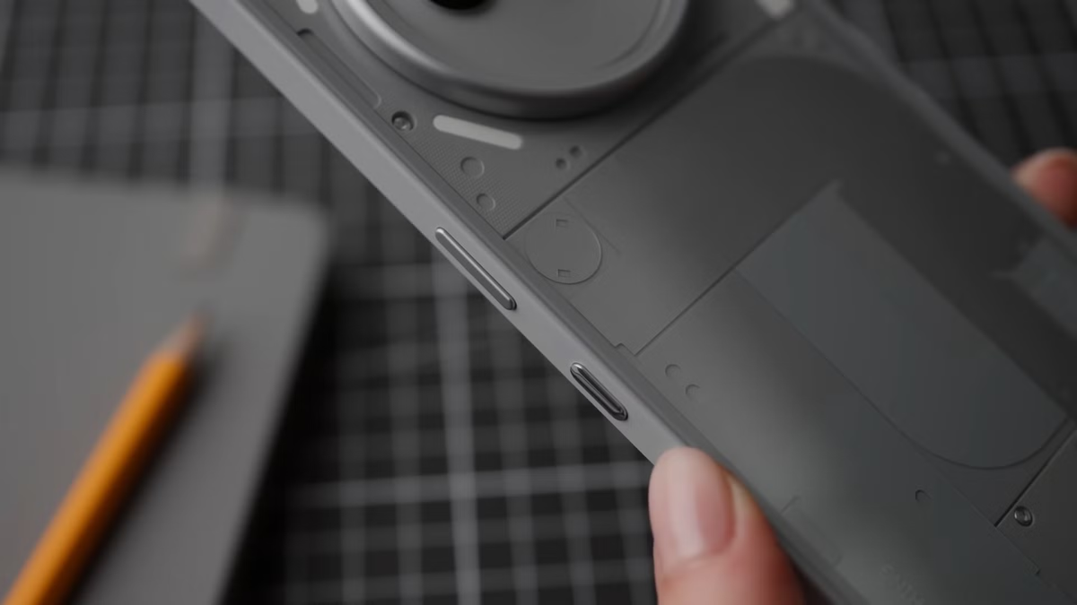 Dù gây tranh cãi về thẩm mỹ, Nothing Phone 3a Pro vẫn là một lựa chọn trong hệ sinh thái Android đa dạng, đặc biệt với những ai sử dụng ốp lưng che đi thiết kế mặt sau. (Ảnh: Android Police)